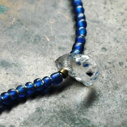 雫型古代施釉水晶とアンティークコバルトブルービーズのネックレス 2枚目の画像