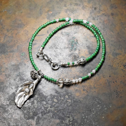 ボタニカルなカレンシルバーと翡翠色アンティークビーズのネックレス