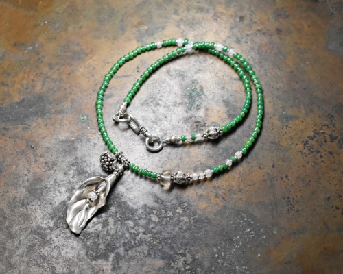 ボタニカルなカレンシルバーと翡翠色アンティークビーズのネックレス