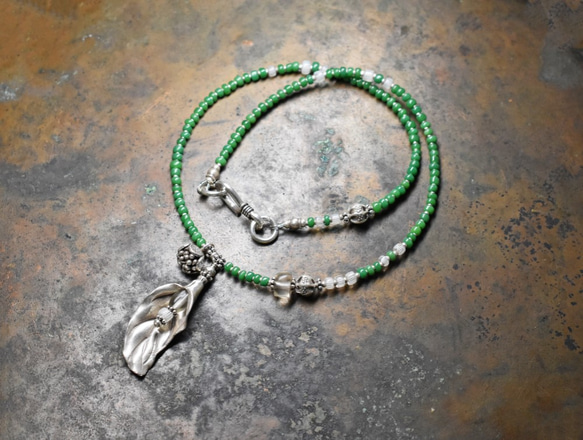 カレンシルバー、ボタニカルなデザインネックレス