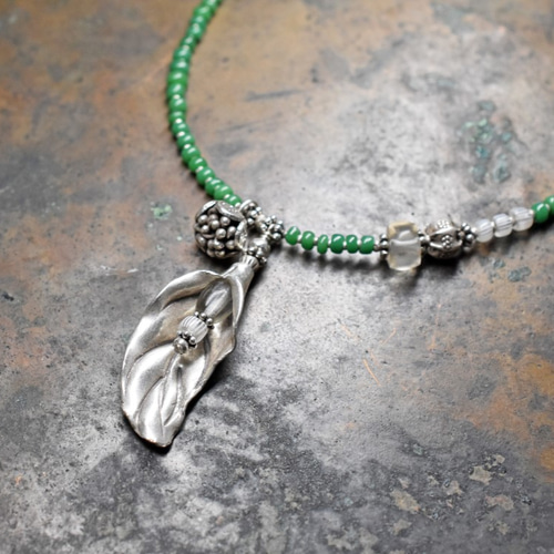 ボタニカルなカレンシルバーと翡翠色アンティークビーズのネックレス