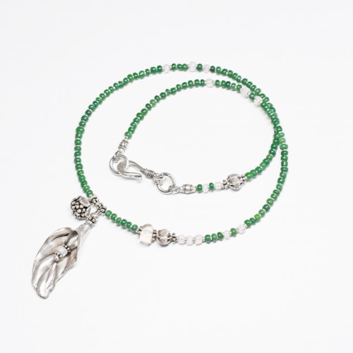 ボタニカルなカレンシルバーと翡翠色アンティークビーズのネックレス