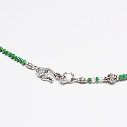 ボタニカルなカレンシルバーと翡翠色アンティークビーズのネックレス