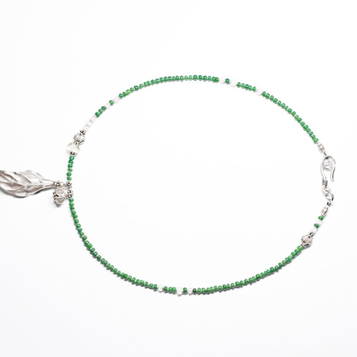 ボタニカルなカレンシルバーと翡翠色アンティークビーズのネックレス