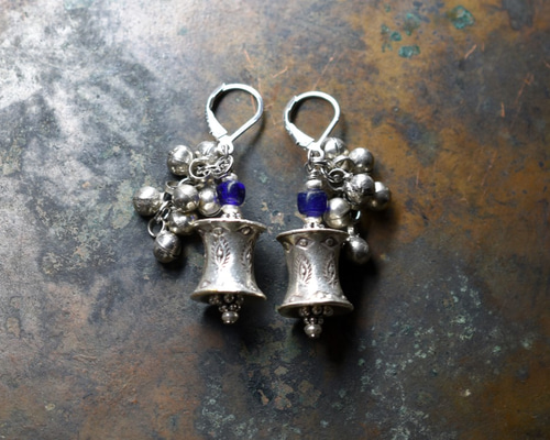 カレンシルバーとたわわな民族鈴、瑠璃色アンティークビーズのピアス