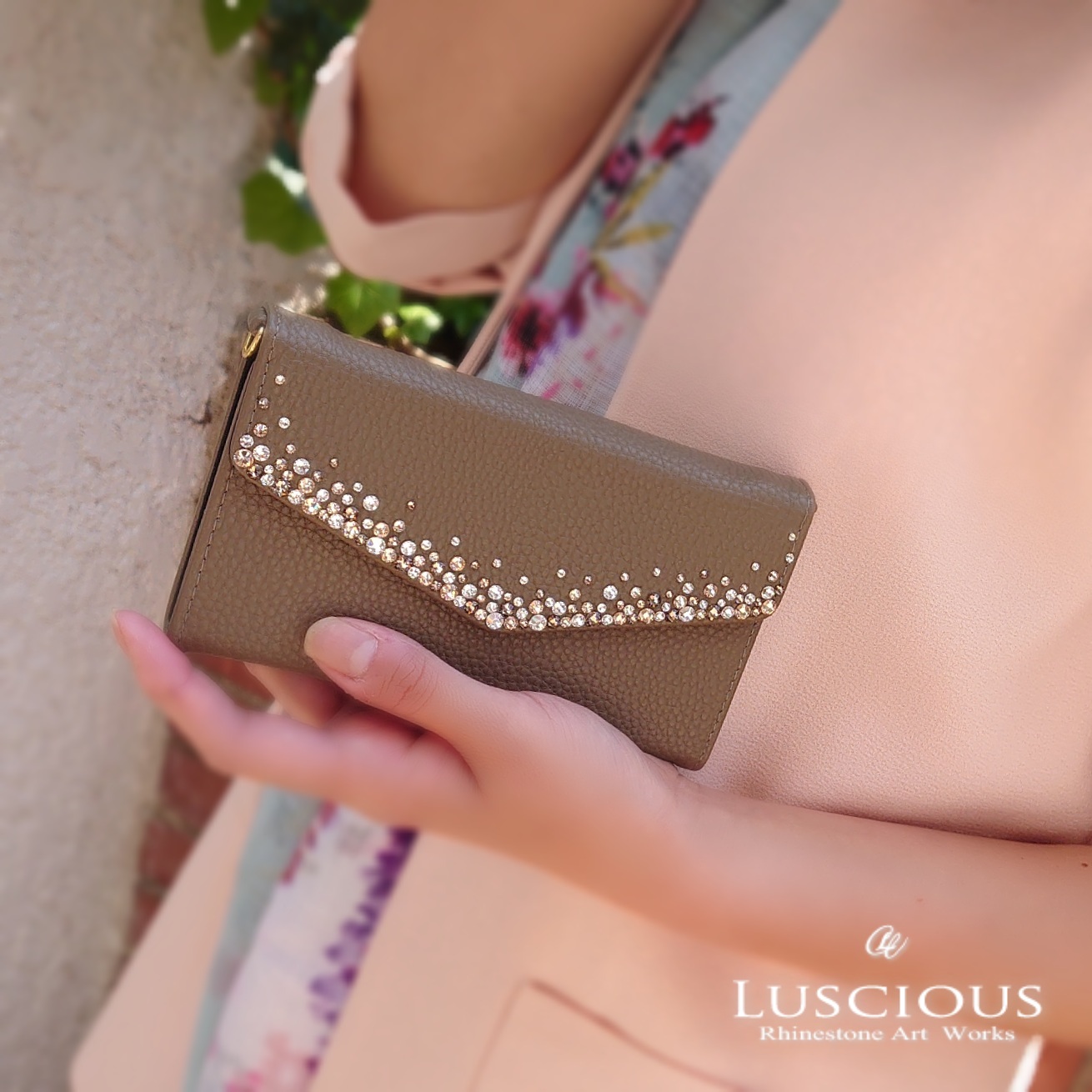 【スマホショルダー】ほぼ全機種対応！スワロフスキーラインストーンデコレーション三つ折手帳型スマホケース【ブラウン】