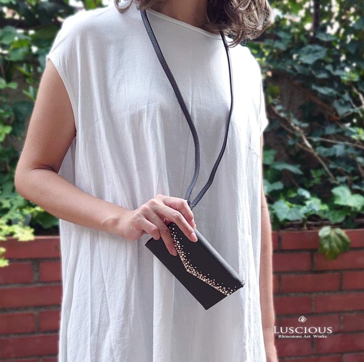 【スマホショルダー】ほぼ全機種対応！スワロフスキーラインストーンデコレーション手帳型スマホケース【ブラック】