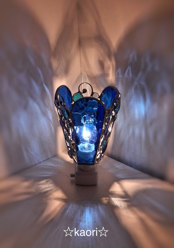 ステンドグラス アクアブルーのおやすみランプ 2枚目の画像