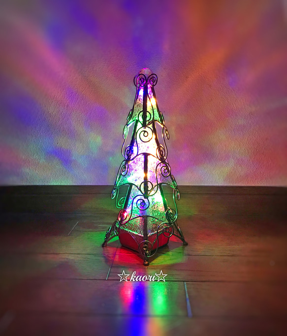 ステンドグラス レインボーカラーのクリスマスツリー 1枚目の画像