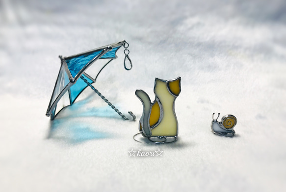 ステンドグラス 猫の雨やどり (カタツムリ付き) 2枚目の画像