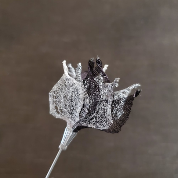 【fiery flowery 炎花】ブローチピン(ブラックシルバー) 3枚目の画像