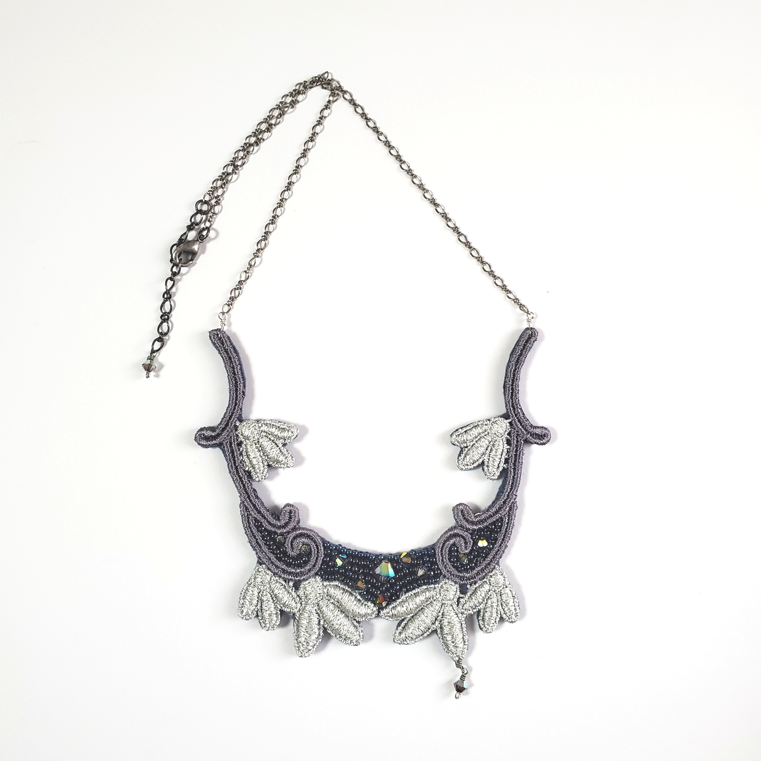 ビーズ刺しゅうネックレス