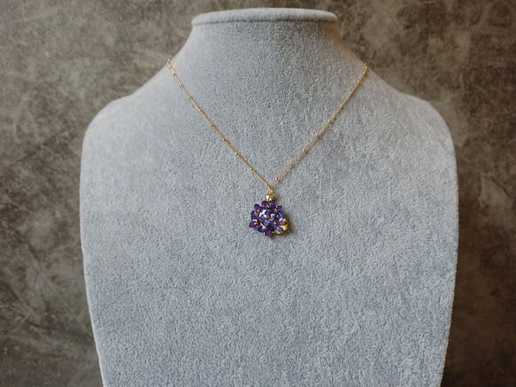 紫陽花の花束ネックレス(瑠璃色) 3枚目の画像