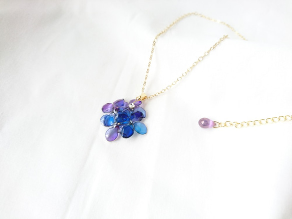 紫陽花のネックレス 「濃藤」 2枚目の画像
