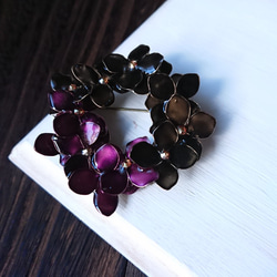 秋色紫陽花のリースブローチ(黒檀・金葡萄) 2枚目の画像
