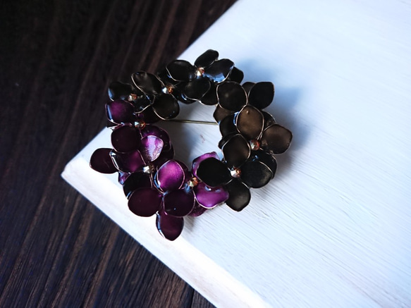 秋色紫陽花のリースブローチ(黒檀・金葡萄) 2枚目の画像