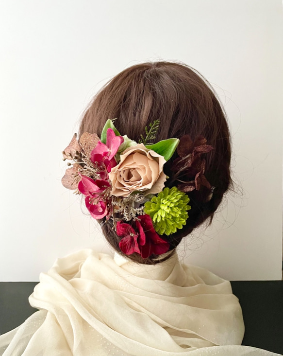 薔薇とファレノのヘアーアクセサリー 1枚目の画像