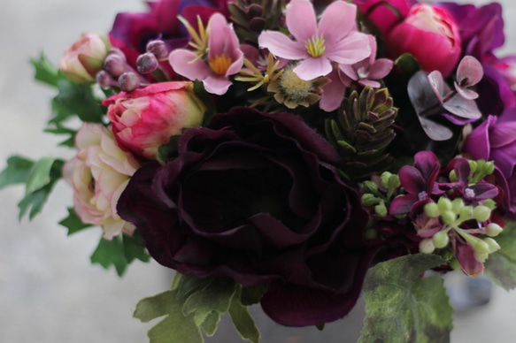 シャビーなブリキ花器に紫アネモネアレンジ♥ 5枚目の画像
