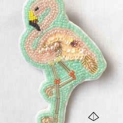 おすましフラミンゴのビーズ刺繍ブローチ 2枚目の画像