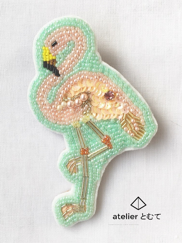 おすましフラミンゴのビーズ刺繍ブローチ 2枚目の画像