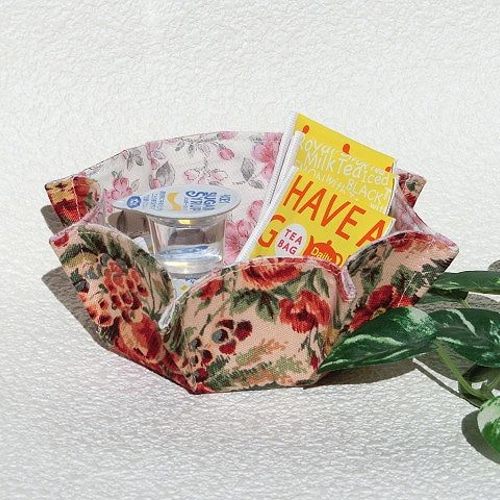 上品コーデはコレで安心！ 八角形の布製小物入れ 素敵な ピンク色花柄 ゴブラン調 トレー 小物入れ
