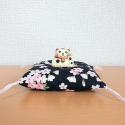 お人形・置物用お座布団　満開の桜　紺色10cm角　 2枚目の画像