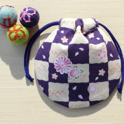 ミニ丸巾着袋 　紫とアイボリー桜　市松模様　アクセ収納、御守り、プレゼントに　 1枚目の画像