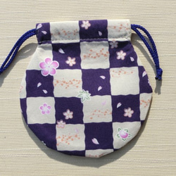 ミニ丸巾着袋 　紫とアイボリー桜　市松模様　アクセ収納、御守り、プレゼントに　 2枚目の画像