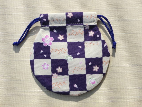 ミニ丸巾着袋 　紫とアイボリー桜　市松模様　アクセ収納、御守り、プレゼントに　 2枚目の画像