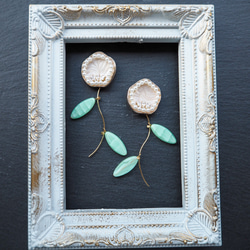 一輪のお花 イヤリング/サージカルステンレスピアス パールカラーと夏色ミントグリーン シャーベットカラーの耳飾り 2枚目の画像