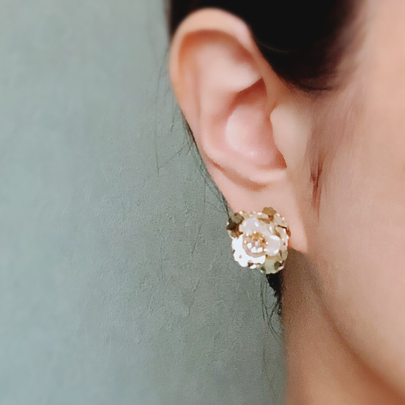 芍薬 イヤリング/サージカルステンレスピアス 華やかなゴールドの