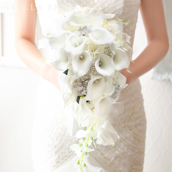 アーティフィシャルフラワーのブローチブーケ ホワイトカラーミックス ｜キャスケード ウェディングブーケ【受注生産品】 1枚目の画像