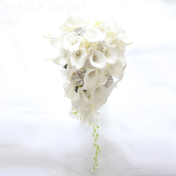 アーティフィシャルフラワーのブローチブーケ ホワイトカラーミックス ｜キャスケード ウェディングブーケ【受注生産品】 2枚目の画像