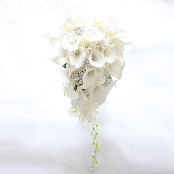 アーティフィシャルフラワーのブローチブーケ ホワイトカラーミックス ｜キャスケード ウェディングブーケ【受注生産品】 2枚目の画像