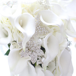 アーティフィシャルフラワーのブローチブーケ ホワイトカラーミックス ｜キャスケード ウェディングブーケ【受注生産品】 5枚目の画像