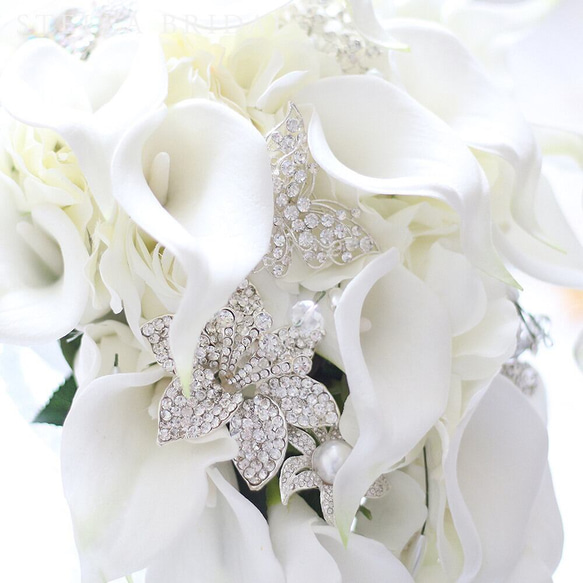 アーティフィシャルフラワーのブローチブーケ ホワイトカラーミックス ｜キャスケード ウェディングブーケ【受注生産品】 5枚目の画像