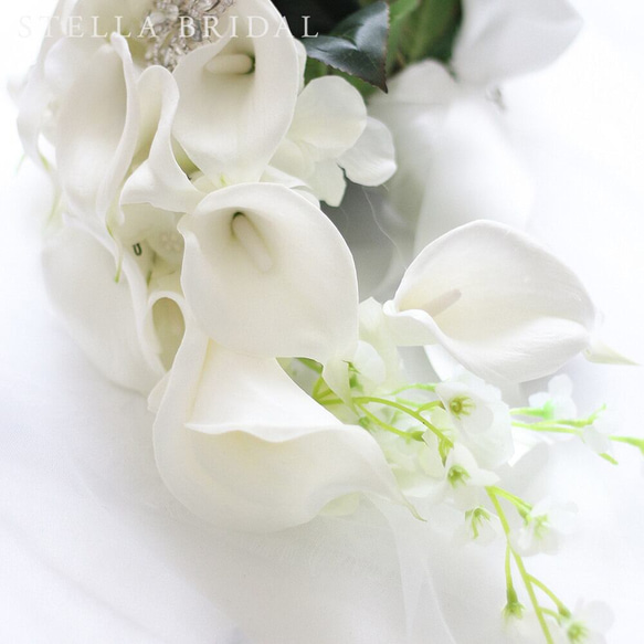 アーティフィシャルフラワーのブローチブーケ ホワイトカラーミックス ｜キャスケード ウェディングブーケ【受注生産品】 6枚目の画像