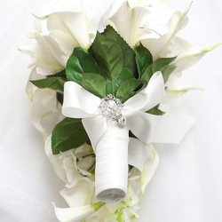 アーティフィシャルフラワーのブローチブーケ ホワイトカラーミックス ｜キャスケード ウェディングブーケ【受注生産品】 7枚目の画像