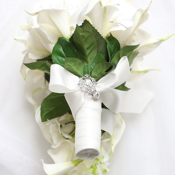 アーティフィシャルフラワーのブローチブーケ ホワイトカラーミックス ｜キャスケード ウェディングブーケ【受注生産品】 7枚目の画像