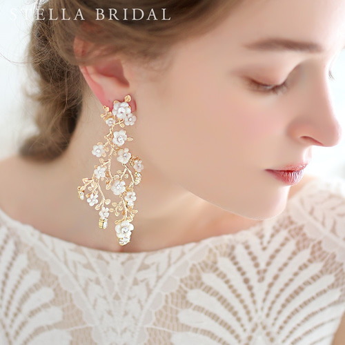 試着のみ！SWAROVSKI お花ピアス