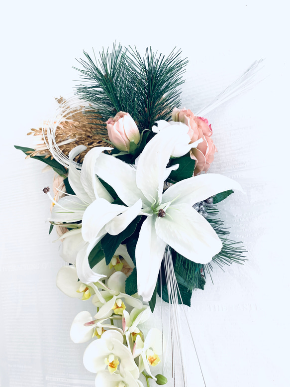 『早割お正月2021』豪華なカサブランカと胡蝶蘭と薔薇のお正月しめ飾り 3枚目の画像