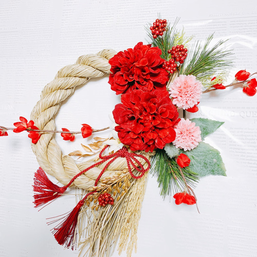 しめ縄リース　赤紫ダリア　小梅 早割＊お正月＊小梅舞う美麗ダリアと祝菊の極太しめ縄で祝う新年の