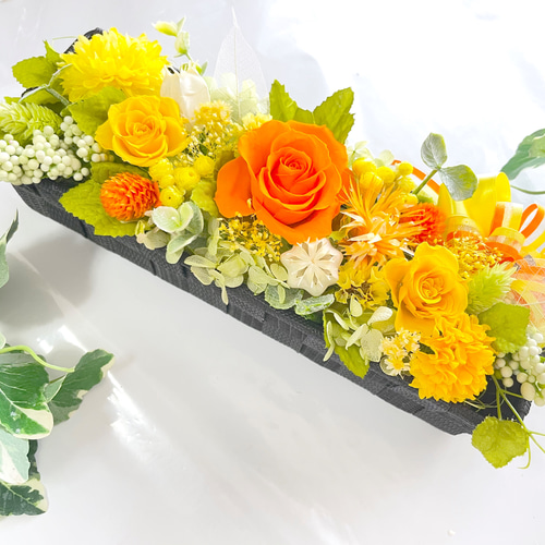 明るい陽のいろ元気カラー、プリザーブドフラワーのフレームアレンジメント