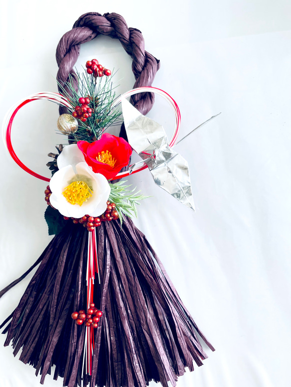 タッセル型の紅白椿と鶴で祝う新年のしめ縄飾り 1枚目の画像
