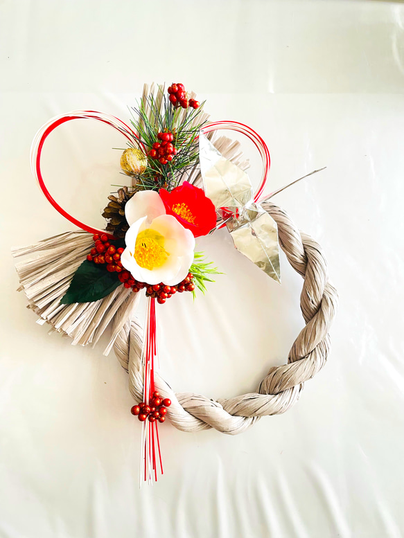 超早割2022』 紅白椿と鶴の新年を祝う大人綺麗なグレーしめ縄飾り