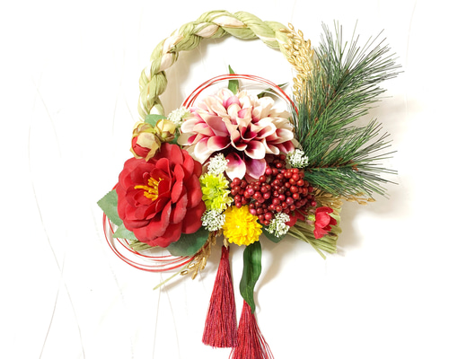 しめ縄★ 椿③ダリア　お正月飾り　しめ飾り　しめ縄リース　紅白 ダリアと椿の紅白しめ縄飾り | iichi 日々の暮らしを心地よくする