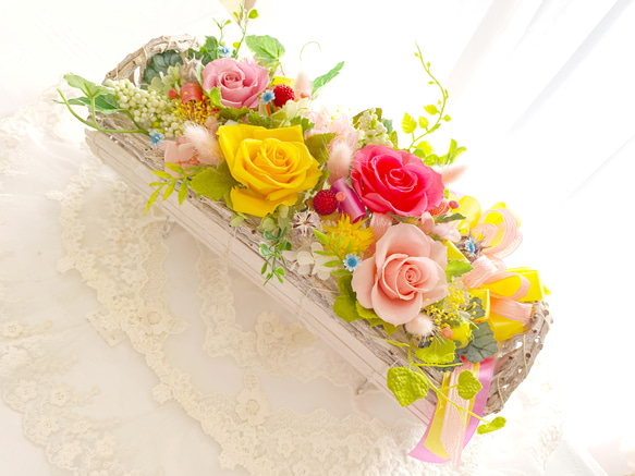 白樺の丸太型ナチュラルな器にプリザーブドフラワーアレンジ