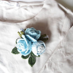 レース編み　薔薇のコサージュ　ブルー系 5枚目の画像