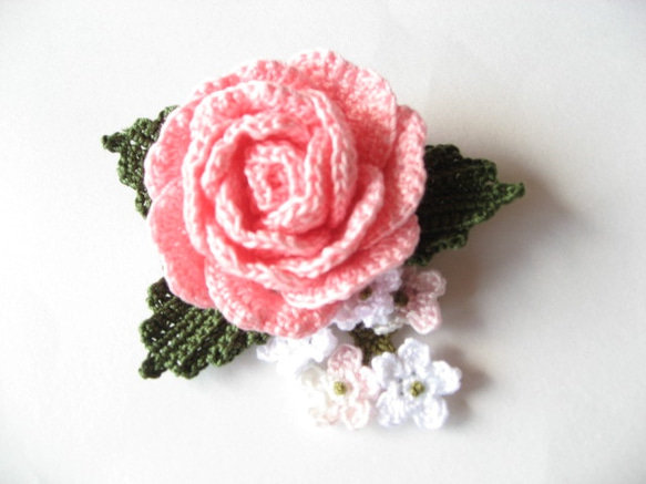 レース編み　薔薇とかすみ草のコサージュ 2枚目の画像