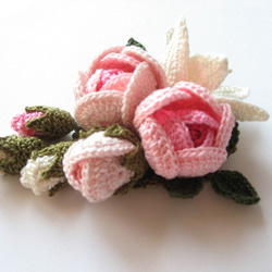 レース編み　薔薇とゆりのコサージュ 2枚目の画像